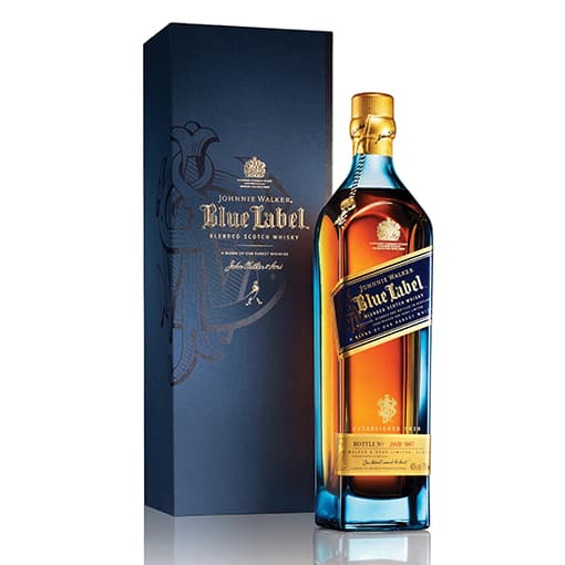 En cuestión de colores, el azul alcanza la escala más elevada posible en lo referente a un whisky blended. El gran orgullo de la familia de Johnnie Walker (de Diageo) es resultado de la mezcla de las maltas más finas y de distintos añajes de los Highlands escoceses, mayoritariamente de la soberbia región de Speyside. Lo encuentras en www.crownwineandspirits.com y vale $200 dólares.