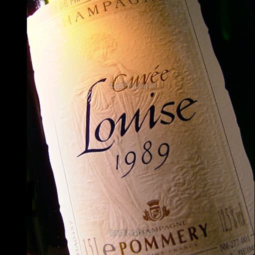 Santa Zamuele es una rockstar letona que le ha dado la vuelta un centenar de veces a las regiones de Champagne y Borgoña, es decir, ella sabe de champagne. Así ha definido Santa Zamuele la Pommery Louise ’89: un elegante y completamente maduro vino con aromas de biscuit, hazelnuts y café, con un fresco carácter de entrada, caramelo y final de cítricos. Siempre es sabio escuchar a los que saben... Lo encuentras en www.vivino.com a $180 dólares.