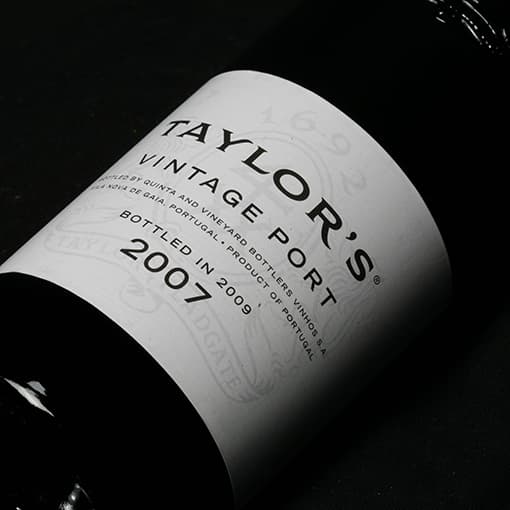 Los oportos clásicos (vintage) se añejan en botella y no en barricas. El Taylor’s Vintage 2007 es de una madurez perfecta, con cuerpo, profundidad y potencia. Su estructura y sabor son de renombre. A media tarde, en un momento de calma, se convierten en compañía entrañable. Lo encuentras en www.thewinestop.com y vale $100 dólares.