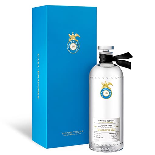 Casa Dragones es un tequila blanco con notas suaves, creado y embotellado en Tequila, Jalisco, pero inspirado en la Casa Dragones de San Miguel de Allende. Lo puedes encontrar en diversos puntos de venta exclusivos en Estados Unidos, como bares y hoteles de prestigio en Nueva York, Aspen, Miami y Los Angeles, entre otros. Lo encuentras en www.drinkupny.com y vale $320 dólares.