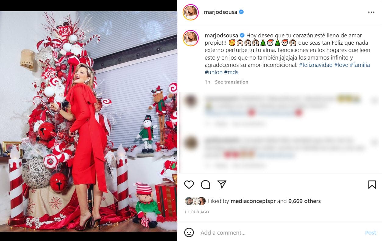 <b>Marjorie de Sousa,</b> quien recientemente lanzó un villancico que cantó a dueto con su hijo Matías, posó con un vestido rojo junto a su árbol.