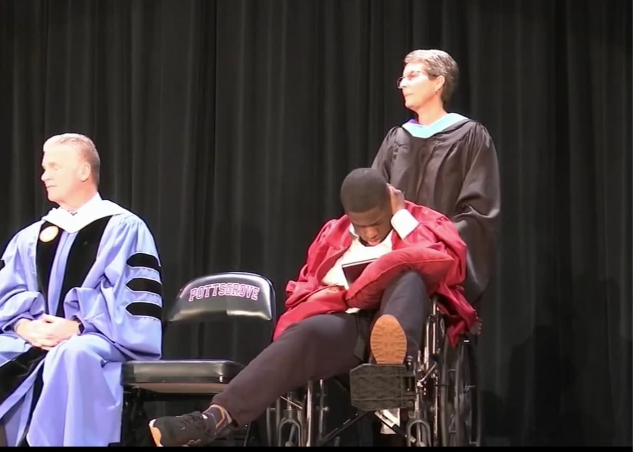 Paciente con cáncer terminal se gradúa con honores de secundaria 