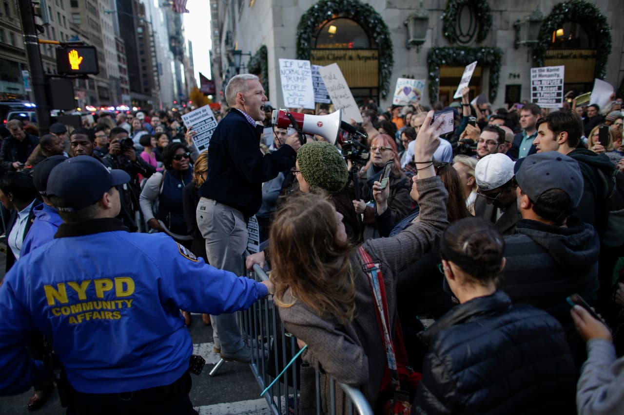 El concejal por Queens, Jimmy Van Bramer, lideró la manifestación contra el odio desde Queens a la Torre Trump, en Manhattan.