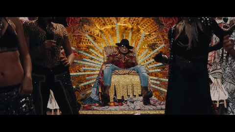 Willy William desde su trono rodeado de media docena de chicas siguiendo el beat.