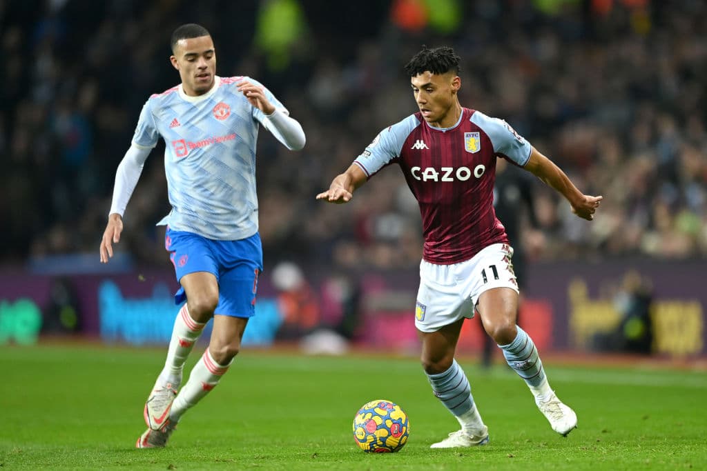 Aston Villa revive y empata 2-2 con el Manchester United, Norwich City sorprende y vence 2-1 al Everton y Newcastle y Watford repartieron los puntos tras el empate 1-1.