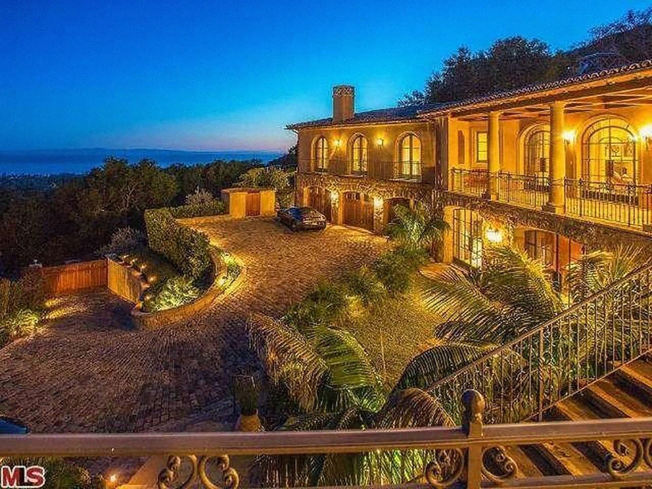 El portal de bienes raíces Zillow mostró imágenes de la propiedad antes del incendio Thomas que ha destruido al menos 1,000 viviendas, algunas de ellas de millones de dólares.