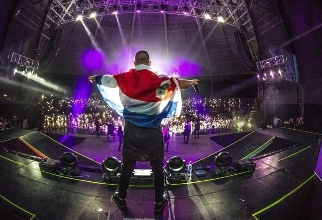 El cantante se envolvió en la bandera de aquél país y agradeció por todo el apoyo ofrecido por parte de sus fans.