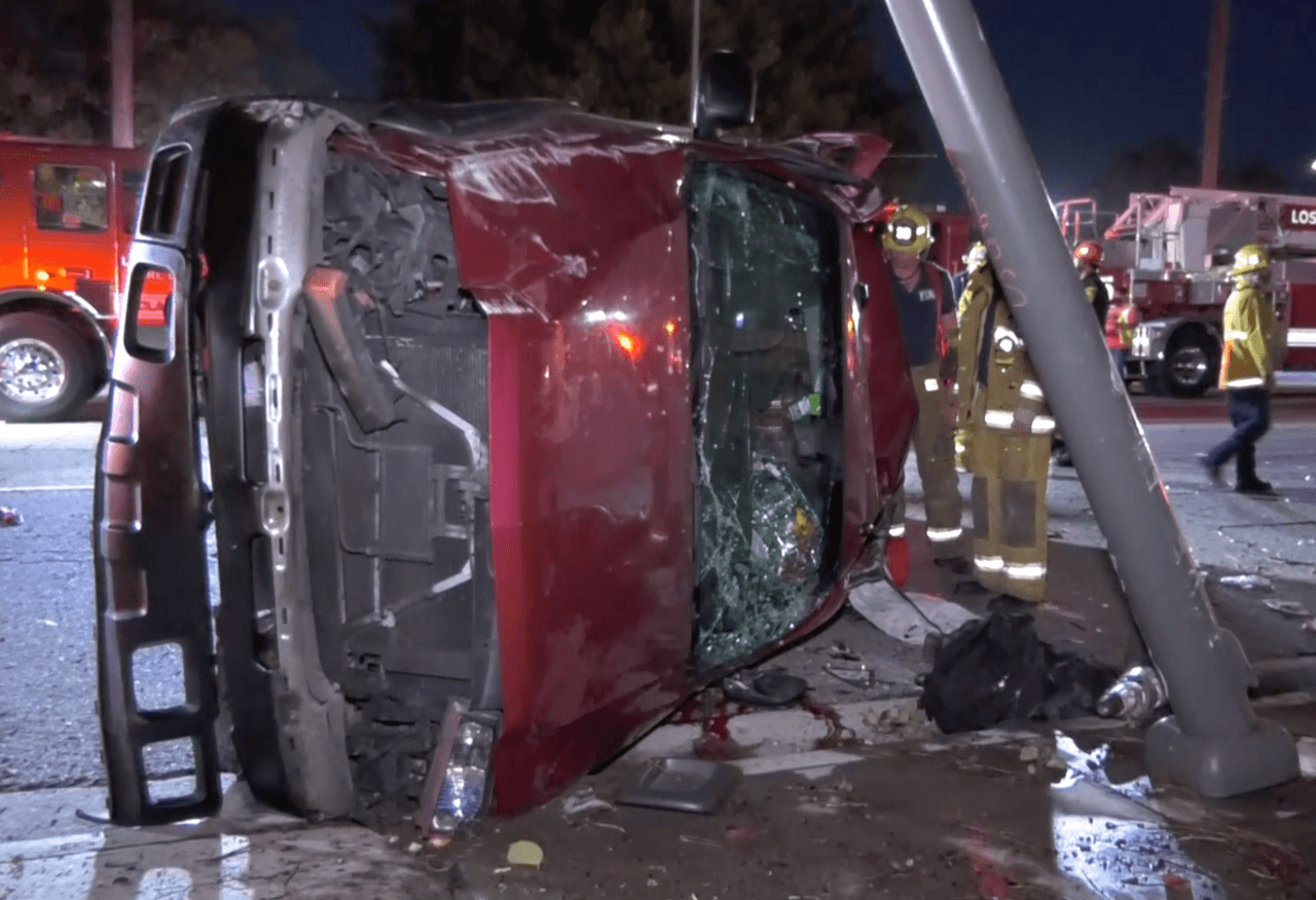 Lamentablemente, durante la maniobra la camioneta pickup de los Sánchez se volcó dejando gravemente herido a los dos niños y a su padre.