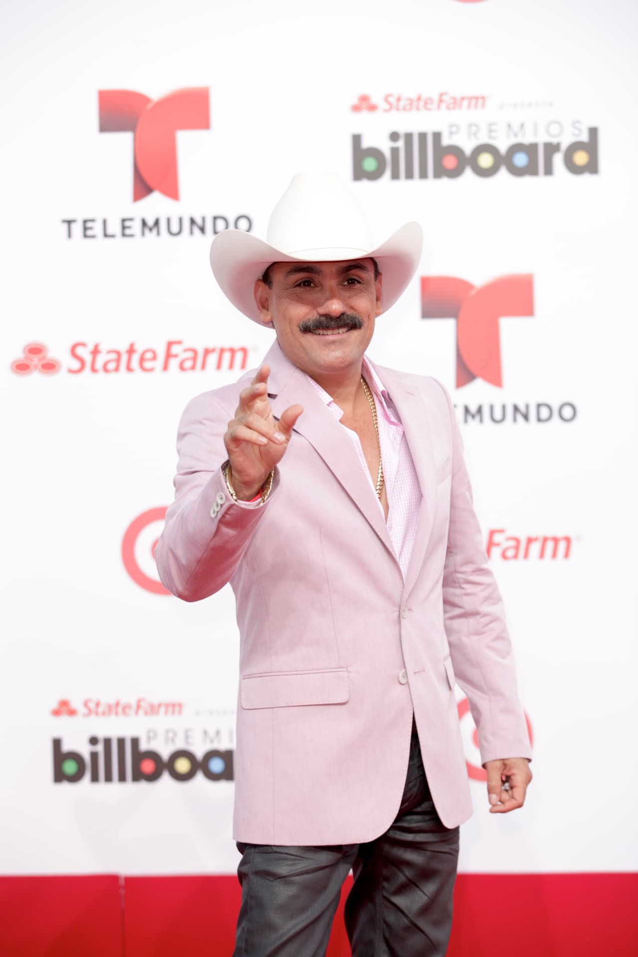 <b>#4 El Chapo de Sinaloa</b>
<br>Como muchos cantantes de regional mexicano, Ernesto Pérez, mejor conocido como El Chapo de Sinaloa, suele cantar sobre un caballo en sus presentaciones.