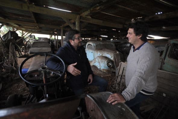 Entre los 60 autos de colección hay modelos exclusivos de marcas como Ferrari, Maserati, Porsche y Jaguar. Los autos fueron comprados entre las décadas de 1950 y 1970 por el empresario del transporte Roger Baillon, quien soñaba con restaurar su antigua colección y mostrarla en un museo. Llegó a reunir más de 100 autos pero su empresa empezó a decaer y tuvo que vender la mitad. Tras su muerte todo quedó para su hijo Jacques, quien falleció el año pasado. Los siguientes herederos, los nietos de Baillon, descubrieron el tesoro cuando fueron hasta la granja para ver su estado con intenciones de ponerla a la venta.