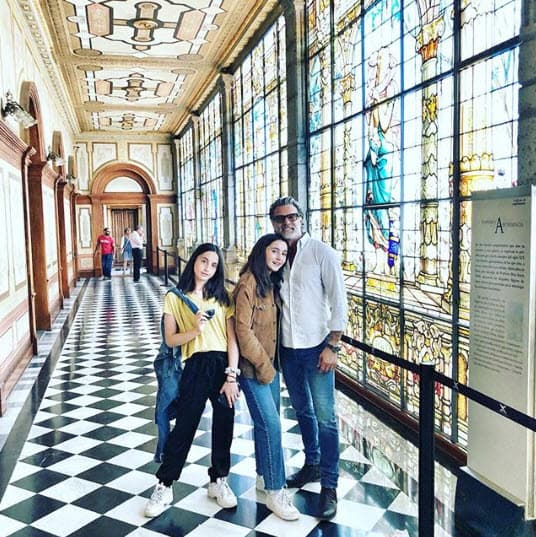 Además, compartió que Mía y Azul están de paseo con su papá.