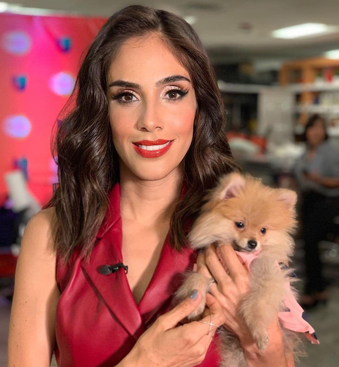 Sandra Echeverría se enamoró de su tierno rostro, apenas la vio la sostuvo en sus brazos y no paró de hacerle cariños.