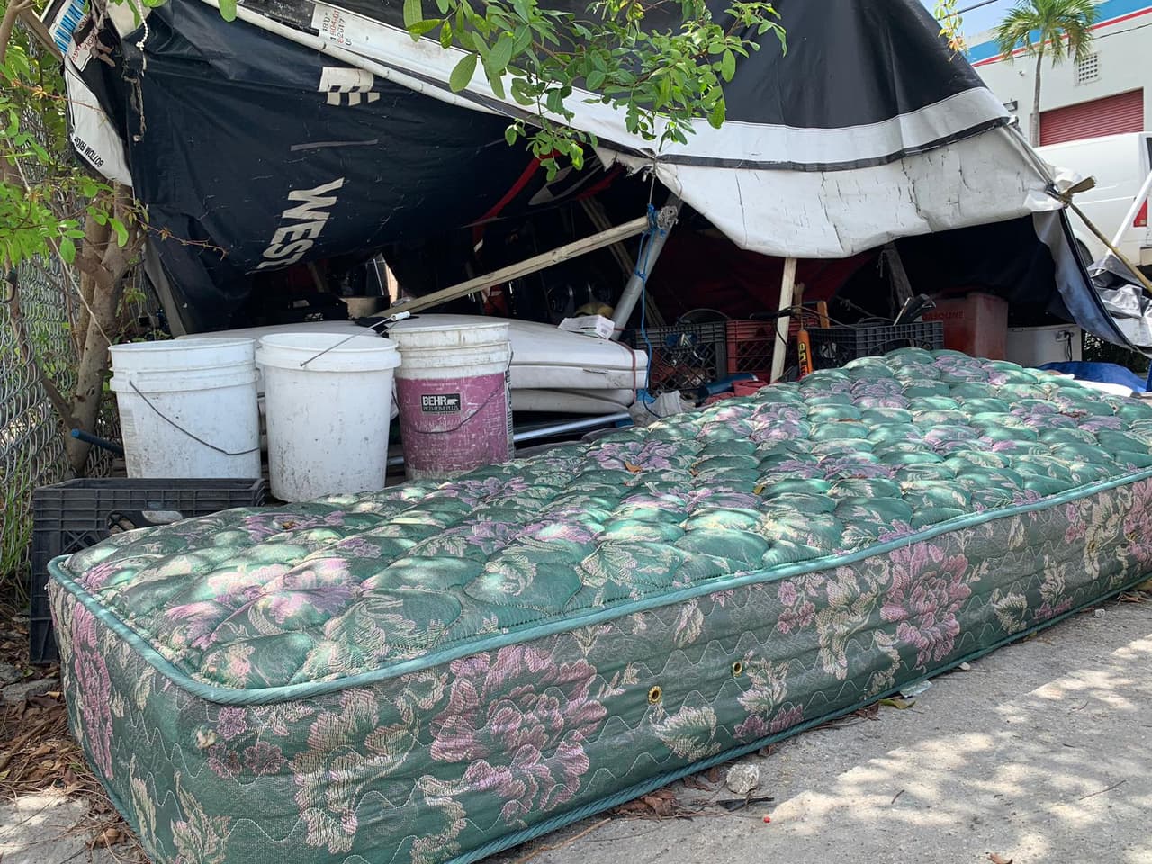 Por el momento, los delincuentes sexuales desalojados dependen de sugerencias “voz a voz”, para encontrar lugares que se ajusten a las condiciones del condado.
<br>