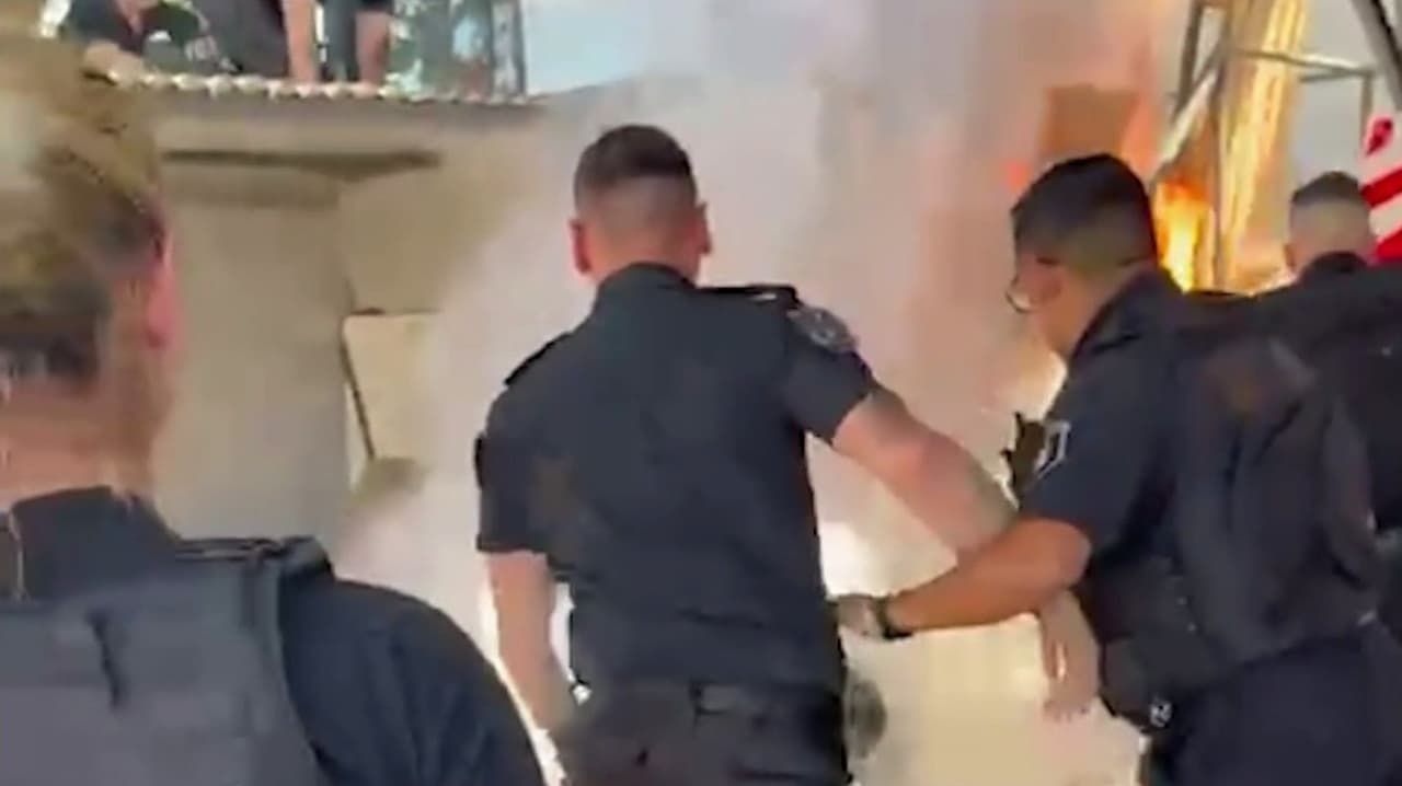 Video: Hombre se prende fuego para exigir que su empleador le pague dinero que le deben
