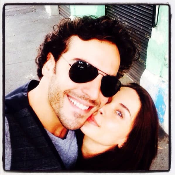 Adriana Louvier es muy afortunada de tener un esposo tan guapo.