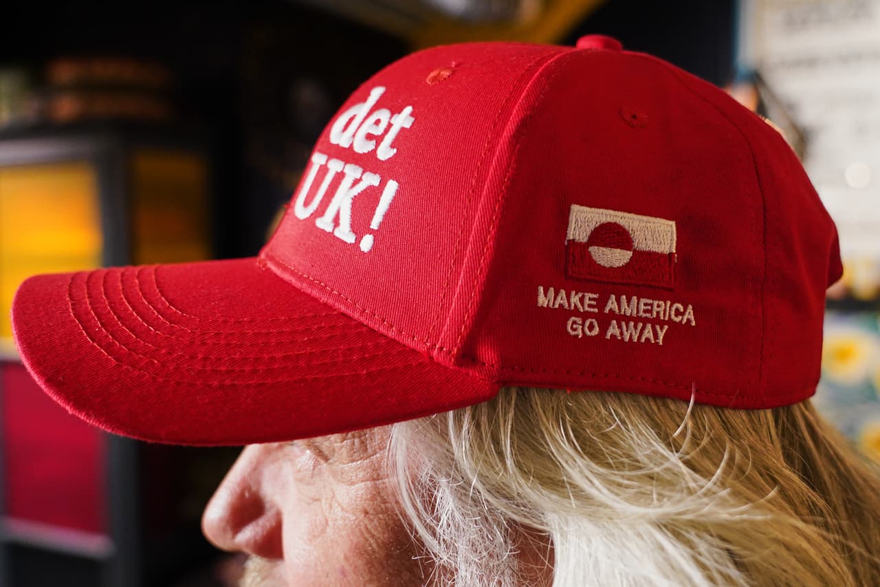 'Make America Go Away': La frase en las gorras de manifestantes pro-Groenlandia para burlarse de MAGA y Trump