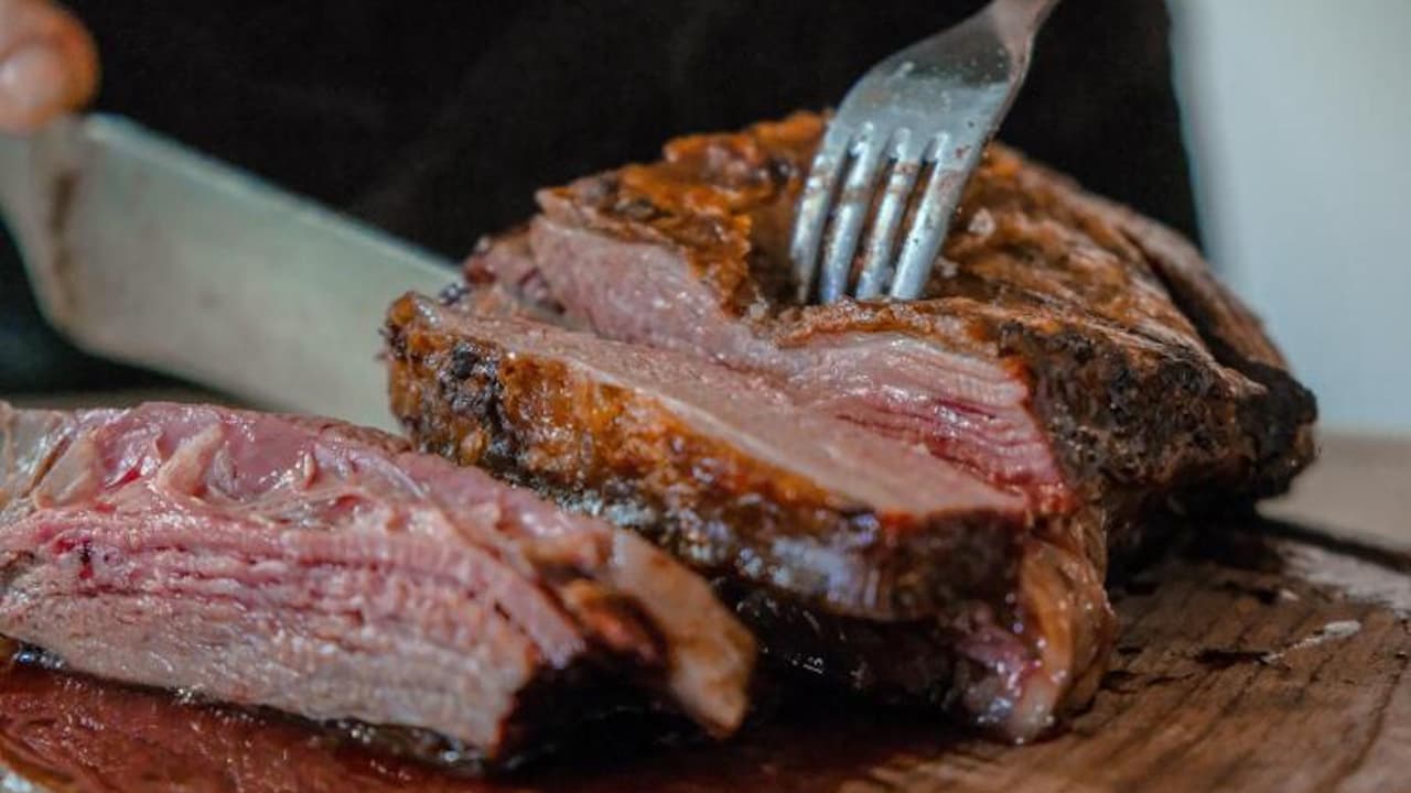 También se deben colocar los restos de carne y los huesos.