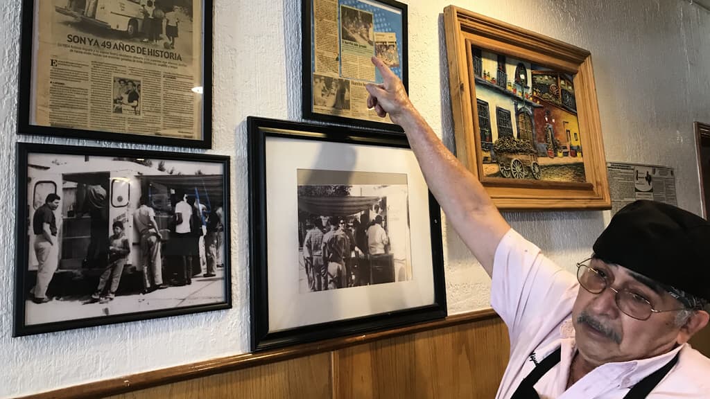 Llevar los burritos a Estados Unidos no fue algo fortuito. Miguel Ángel Argueta explica que en este lado tienen una carta mucho más amplia que en México. “Aquí (en El Paso) vendo de todo, porque la gente gasta más que allá“, apunta.