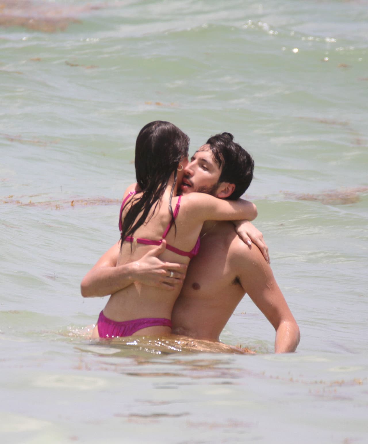 Entre ola y ola, la actriz y cantante argentina se sujetaba con fuerza del cuello de Sebastián, quien no dudaba abrazarla.