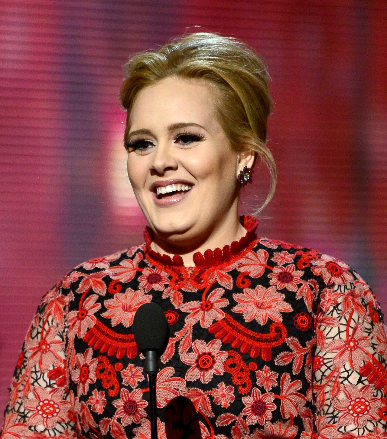 A sus 25 años, Adele ya cuenta con varios Grammys, un Oscar, un Globo de Oro - y millones y millones en el banco.