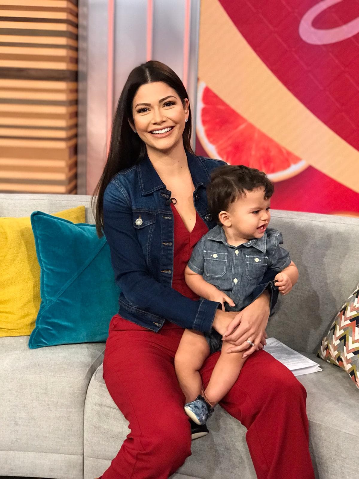 "El día de hoy chicos, como pueden ver, Gael me está acompañando porque ahora soy mamá por las mañanas y tengo que cuidar a los pequeños, vengo de la escuela de Giulietta, y ya saben que por las noches me pueden ver en Enamorándonos", así se presentó Ana con sus excompañeros de Despierta América.