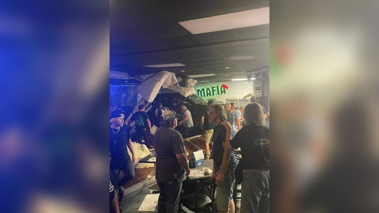 De acuerdo con el informe policial, los administradores del establecimiento pidieron a Morales abandonar el lugar, él condujo hacia su camioneta y a través de la ventana comenzó a disparar.