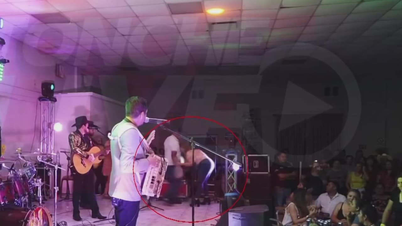 <b>Imágenes fuertes: Una joven es apuñalada por su expareja en la tarima de un concierto</b>
<br>
<br>Durante una presentación del cantante Paco Barrón, en Monterrey, una joven fue apuñalada por su expareja cuando iba a entregarle un ramo de flores a uno de los integrantes de la banda. El sujeto fue arrestado posteriormente.