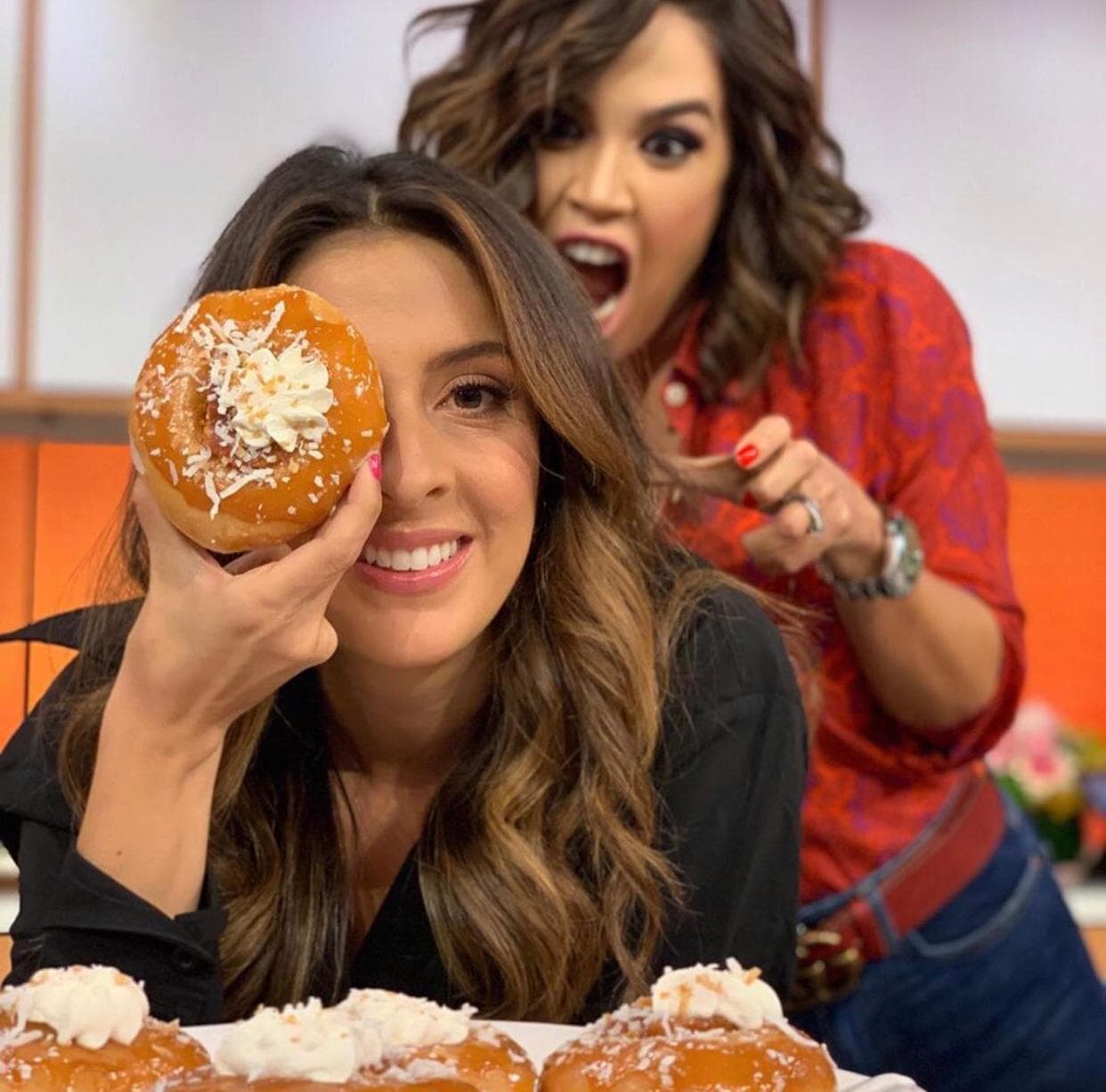 Karla sacó su personalidad juguetona en esta imagen en la que entorpeció a propósito la foto 'foodie' de Maity Interiano.