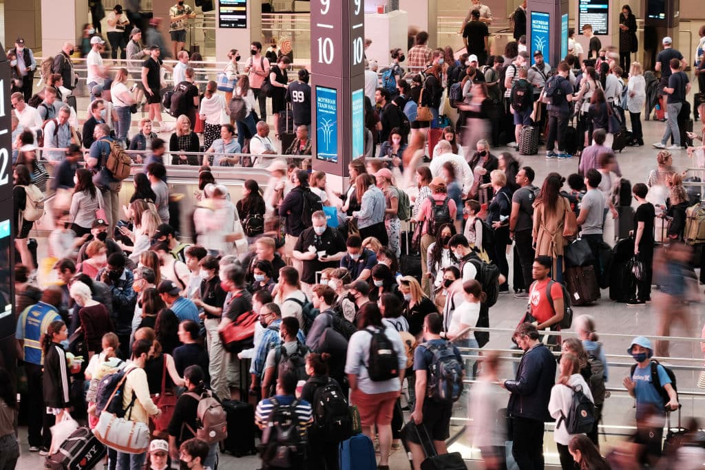 Las
<a href="https://www.univision.com/noticias/edicion-digital/caos-en-varios-aeropuertos-de-eeuu-por-cancelacion-de-miles-de-vuelos-durante-el-fin-de-semana-de-memorial-day-video">cancelaciones de vuelos</a> de este fin de semana festivo del Memorial Day se arrastran todavía hoy lunes, día de regreso.
<b> Un total de 1,405 vuelos con origen o destino en EEUU están retrasados y 364 cancelados</b>, según la web de referencia FlightAware.