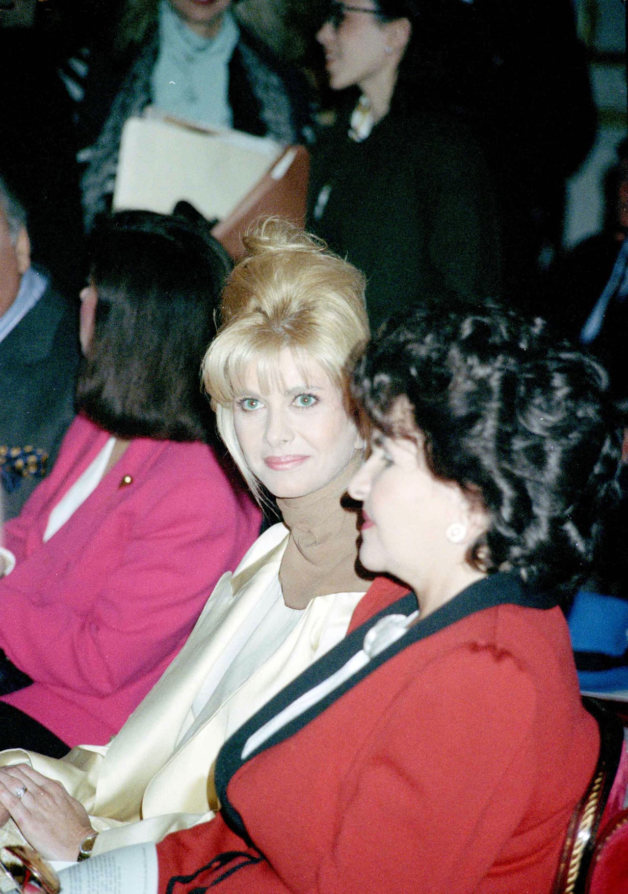 Como esquiadora, Ivana compitió en torneos de Europa. 
<b>Se mudó a Praga para estudiar en la Universidad y ya en los años 70 se casó con el esquiador austriaco Alfred Winklmayr, su primer marido,</b> con quien estuvo unos pocos años. En la foto, Ivana Trump con su madre Marie Zelnickova en 1990. 
<br>