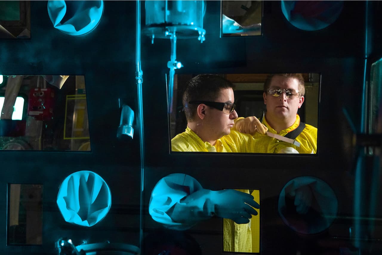 Los técnicos en un centro de entrenamiento trabajaron con una caja de guantes, que se utiliza para manipular material radiactivo.