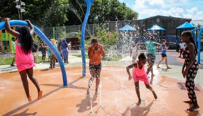 Wister Playground spray area: Este parque de 2.9 acres cuenta con juegos infantiles, un rociador, canchas deportivas y canchas de baloncesto al aire libre. El edificio de usos múltiples de una habitación alberga una variedad de actividades.
<br>