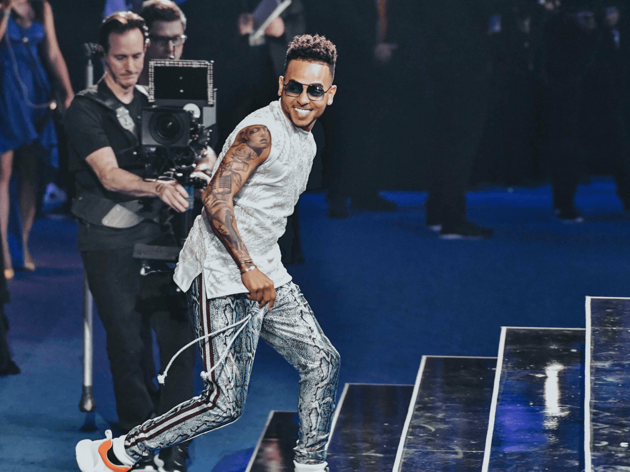 Aunque fue el más galardonado de la noche, Ozuna no caminó al escenario, prefirió pegar carreritas como esta. Despu´és de todo un 
<a href="https://www.univision.com/shows/premio-lo-nuestro">Premio Lo Nuestro </a>no se recibe todos los días.
