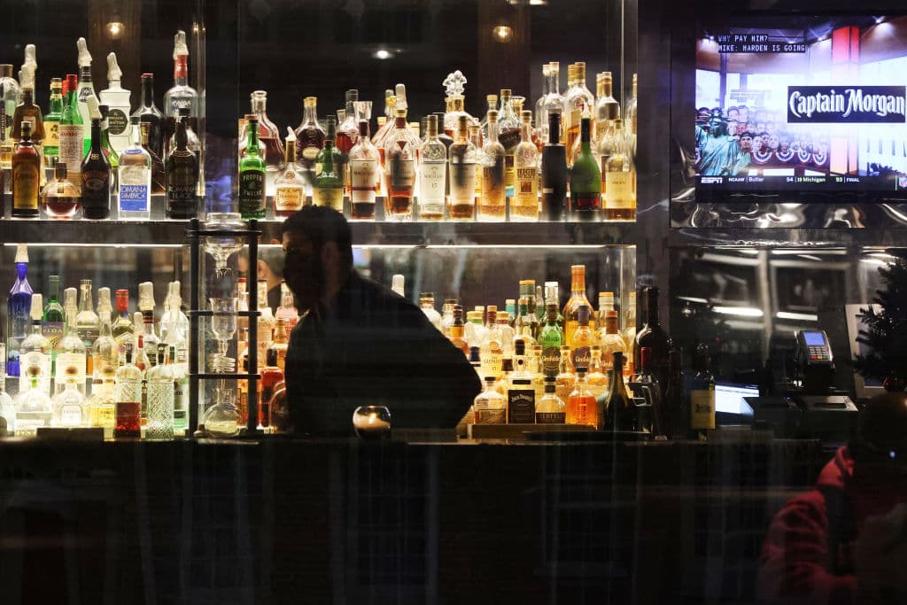 Barman demanda a restaurante que lo obligó a pagar $4,000 que le robaron a punta de pistola