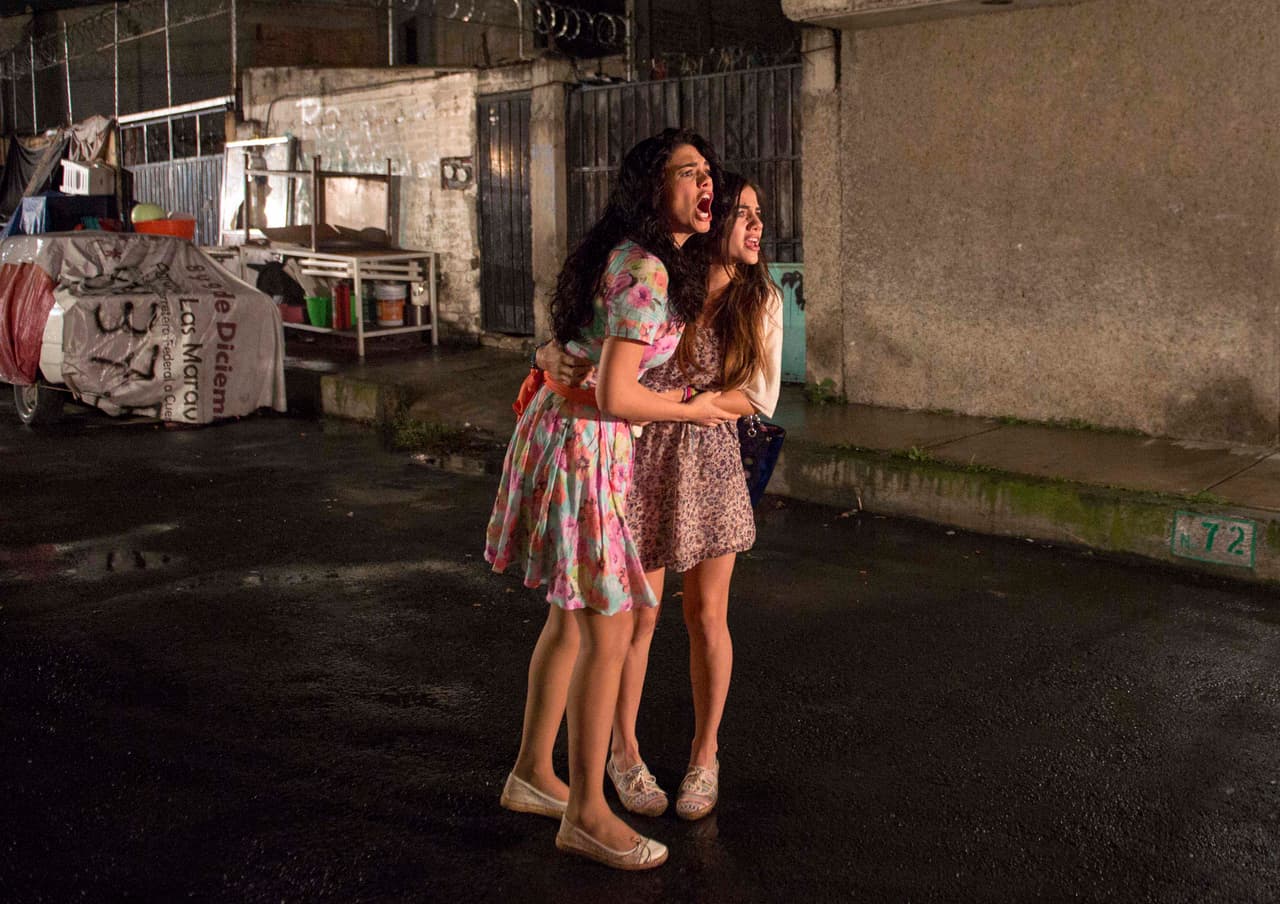 Pero desde el cielo una luz las iluminó y puso un hospital frente a ellas.