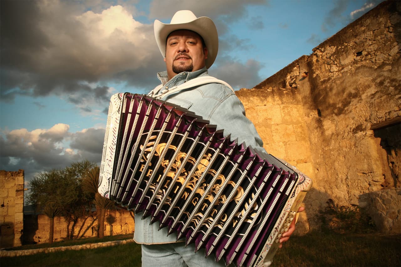 Beto Zapata, vocalista y acordeonista del grupo Pesado es de los exitosos acordeonistas de la nueva ola. Zapata trae la escuela de grandes maestros de la música norteña y se siente orgulloso de decirlo, pues al cantar y ejecutar el acordeón se nota el amor que le tiene al género.