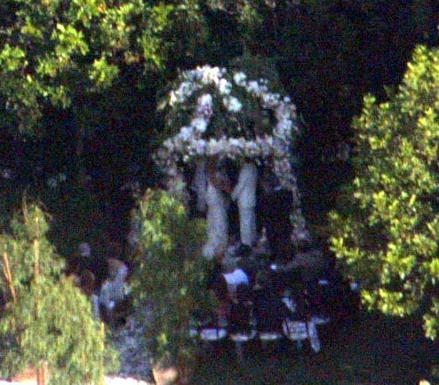 No fue sino hasta el 2004 que Jennifer Lopez se atrevió a dar el “sí” de nuevo. En esa ocasión, a 
<b>Marc Anthony</b>. Lamentablemente, la boda fue tan secreta que no se conocieron los detalles del vestido de novia.