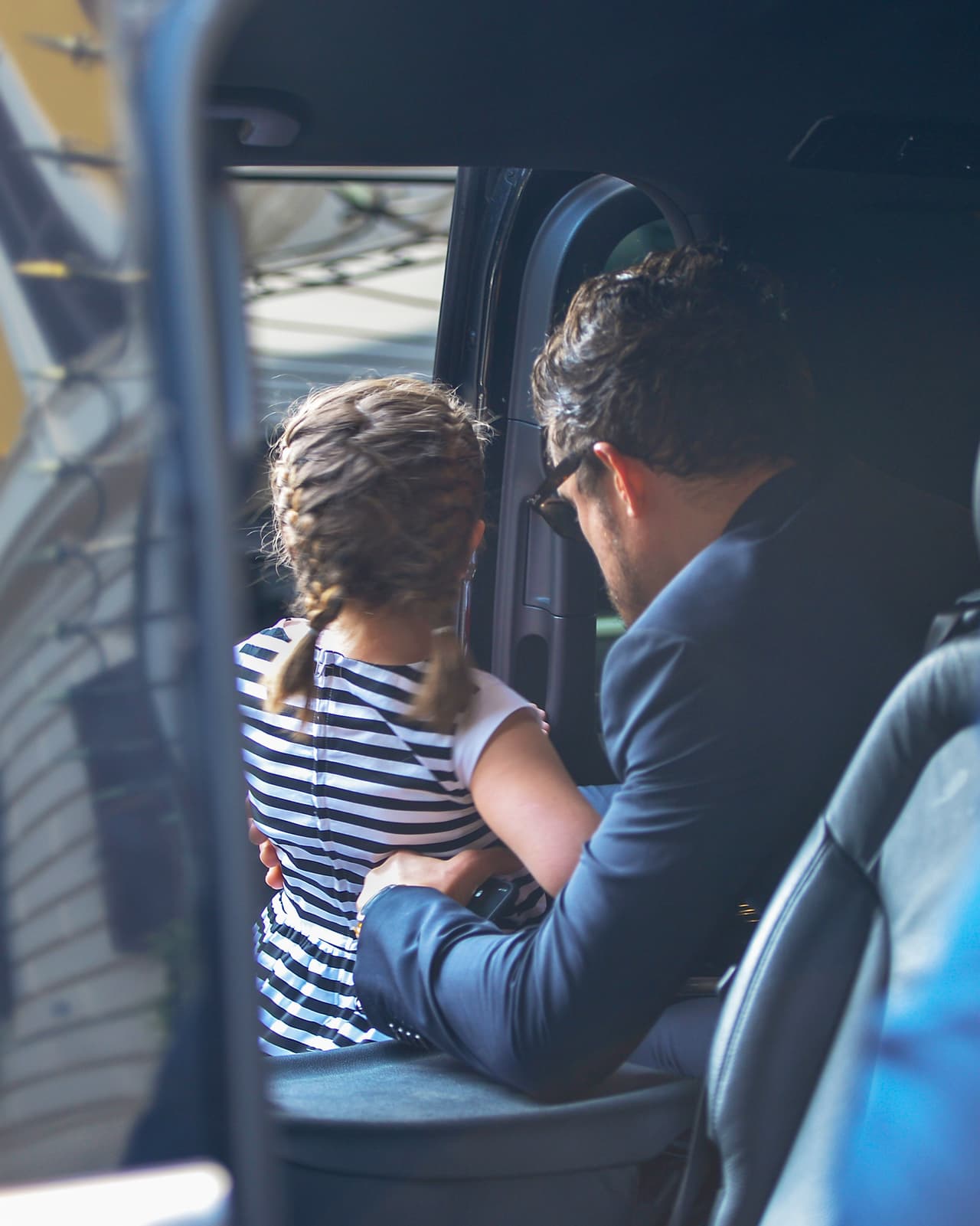 El actor se tomó fotos hasta con los niños, como en esta imagen en la que ya a punto de partir rumbo al Vaticano subió a una pequeña a la camioneta para complacerla.