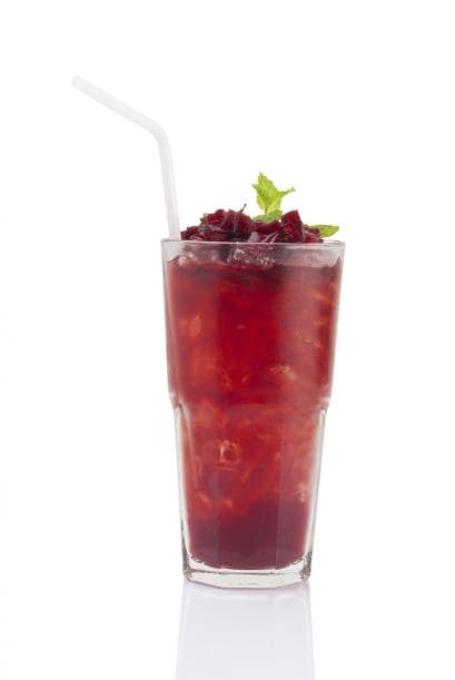 ‘Spicy Berry Daiquiri’. Mezcla en una coctelera: bayas, 250 ml (8.4 fl oz) de agua fría, 1 cucharada de jugo de limón, otra de lima, 2 rodajas de jalapeño.