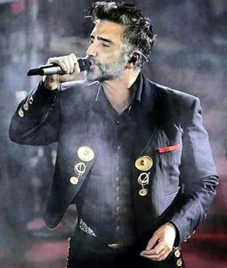 El cantante se encontraba en la Feria Nacional de San Marcos, en Aguscalientes, y bajó de su camioneta para abrazar y besar a las seguidoras que no pararon de felicitarlo.