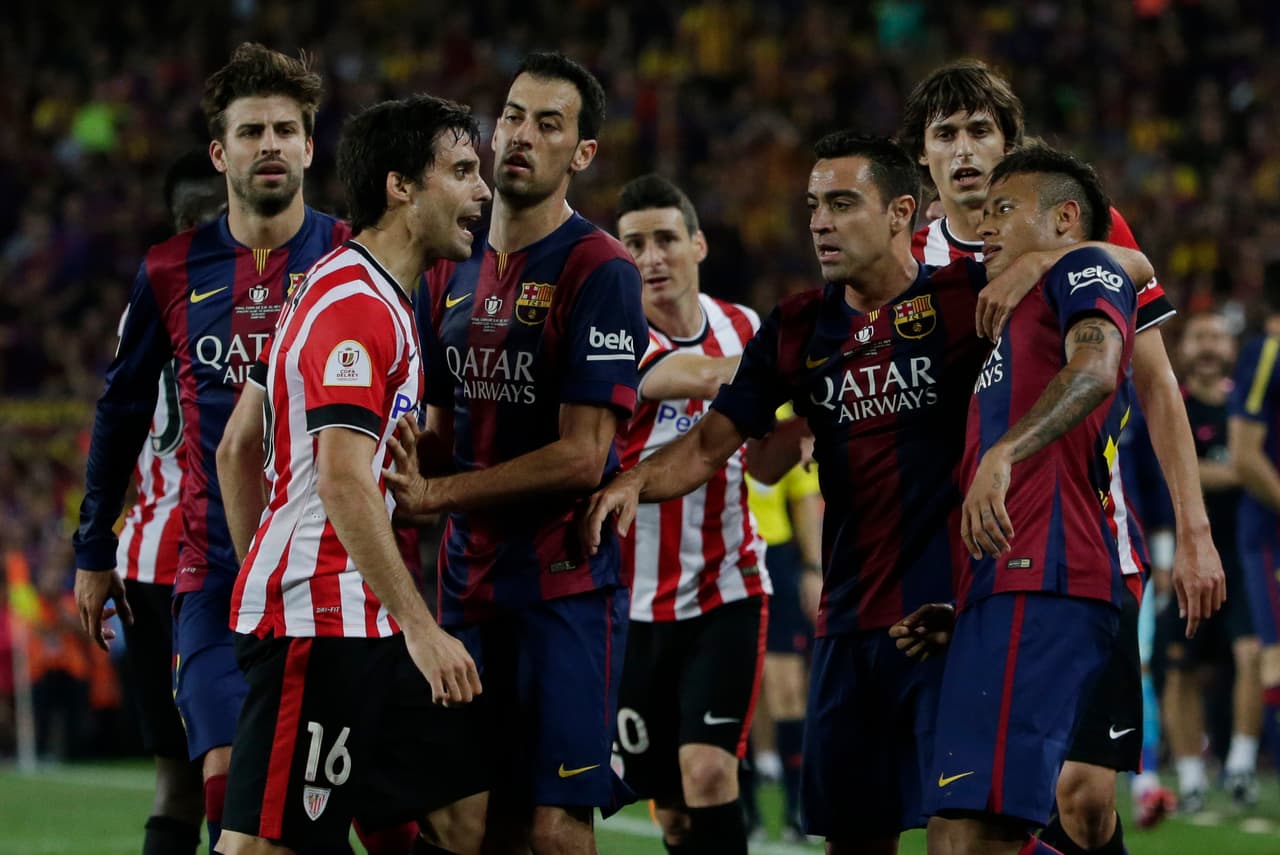 Neymar hizo una figura y Unai Bustinza le reclamó junto al resto de jugadores de Bilbao por falta de respeto, al punto que Xavi Hernández tuvo que controlar a Neymar para evitar una pelea.