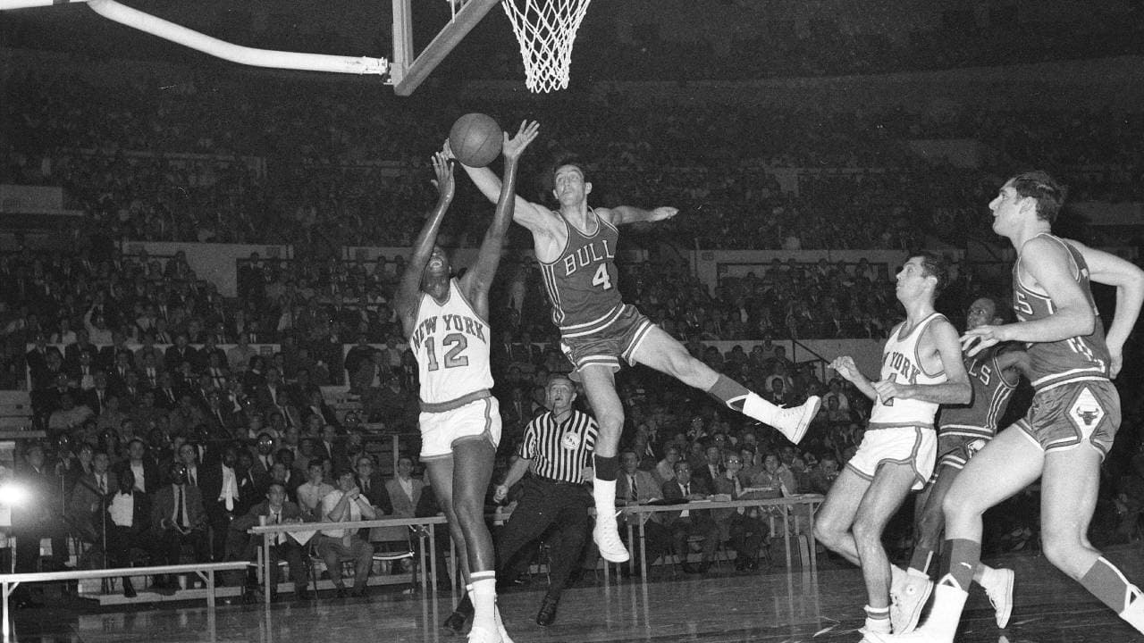 4. Jerry Sloan | ‘The Orignial Bull’, junto a Van Lier, son recordados por su espectacular juego defensivo. Participó en dos ediciones del All Star Game y su jersey ‘4’ fue el primero que se retiró en la franquicia.