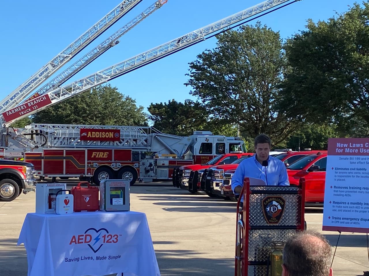El desfibrilador externo automatizado, o AED, puede salvar miles de vidas, dijo el bombero Bobby Wehmyer.
<br>