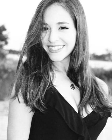 Sofía es muy sencilla en su look, siempre luce impecable con sus vestidos y maquillaje sobrio. Una perfecta combinación para una chica clásica que quiere incursionar no como solista, sino en una banda.