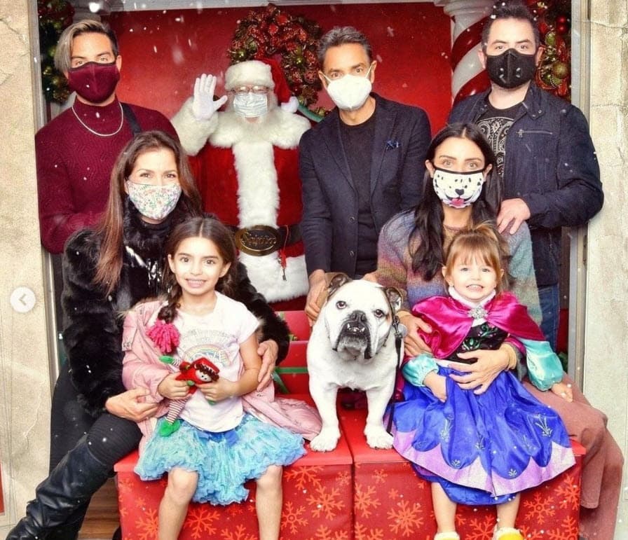 Por otro lado, los grandes ausentes fueron José Eduardo y Vadhir. Esta fotografía fue la última que se tomaron para esta época decembrina. 
<br>