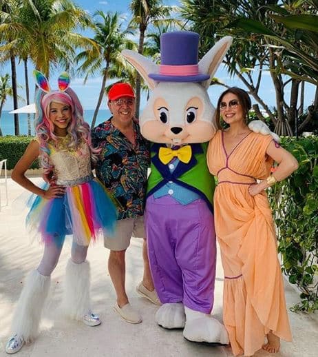 Sin embargo, en esta ocasión 
<b><a href="https://www.univision.com/entretenimiento/celebridades/thalia-revela-cual-es-el-secreto-del-solido-matrimonio-que-tiene-con-tommy-mottola-fotos">la esposa de Tommy Mottola</a></b> no fungió como anfitriona, sino como invitada.