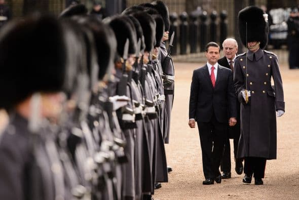 Se acostumbra que el comandante de la Guardia de Honor salude al mandatario en toda visita estatal a la Reina de Inglaterra. Éste luego lo acompaña a la inspección de rigor.