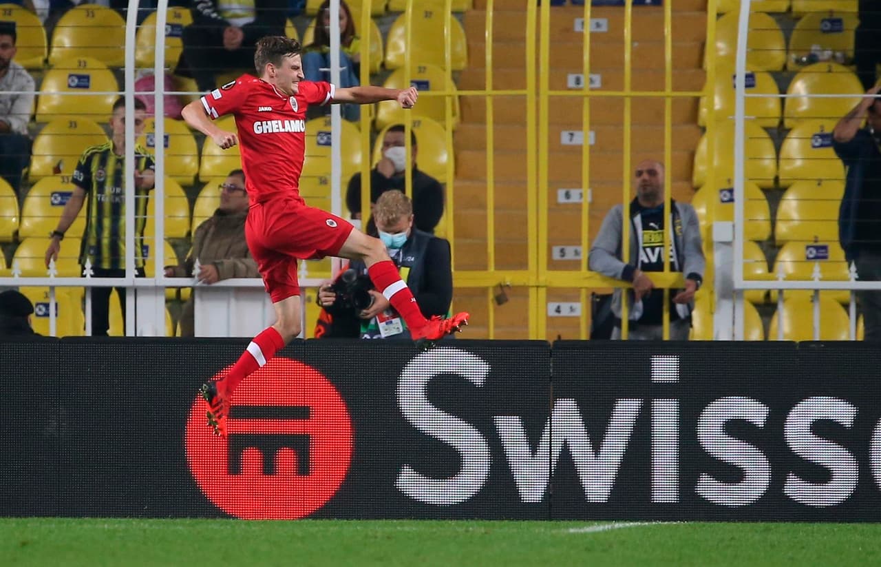 Fenerbahce y Antwerp empatan 2-2 durante la fecha 3 de la Europa League. Enner Valencia puso los dos tantos para la escuadra turca, mientras que Mbwana Samtta y Pieter Gerkens hicieron lo propio para el club belga.