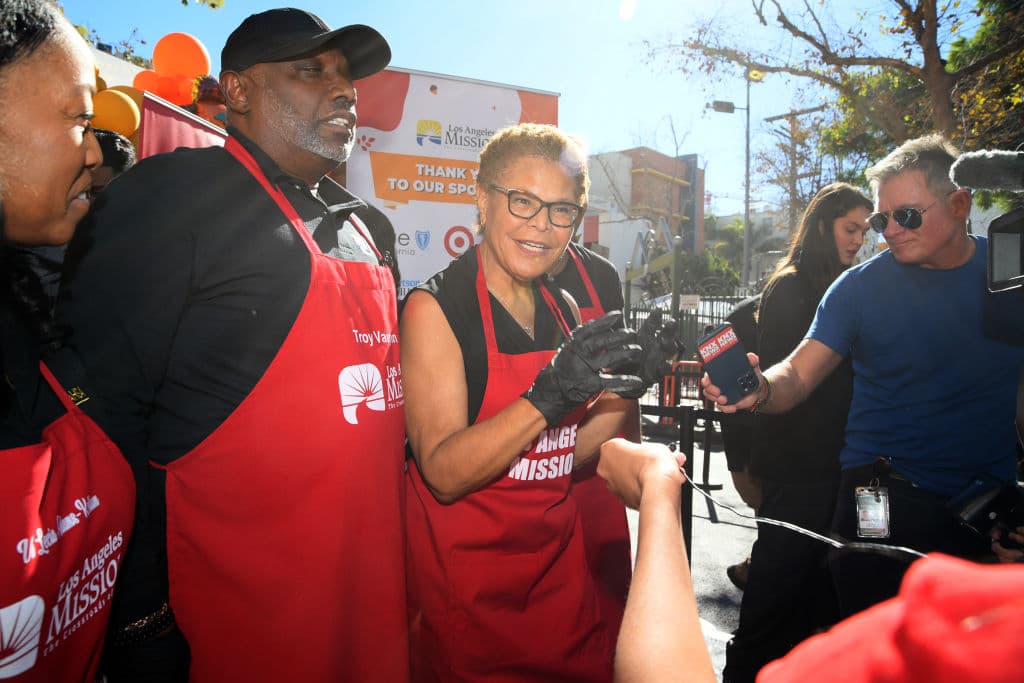 Dignatarios como la alcaldesa Karen Bass, el ex alcalde Antonio Villaraigosa y el magnate de Hollywood Jeffrey Katzenberg estuvieron presentes para brindar su apoyo. En la imagen aparece la alcaldesa Karen Bass.