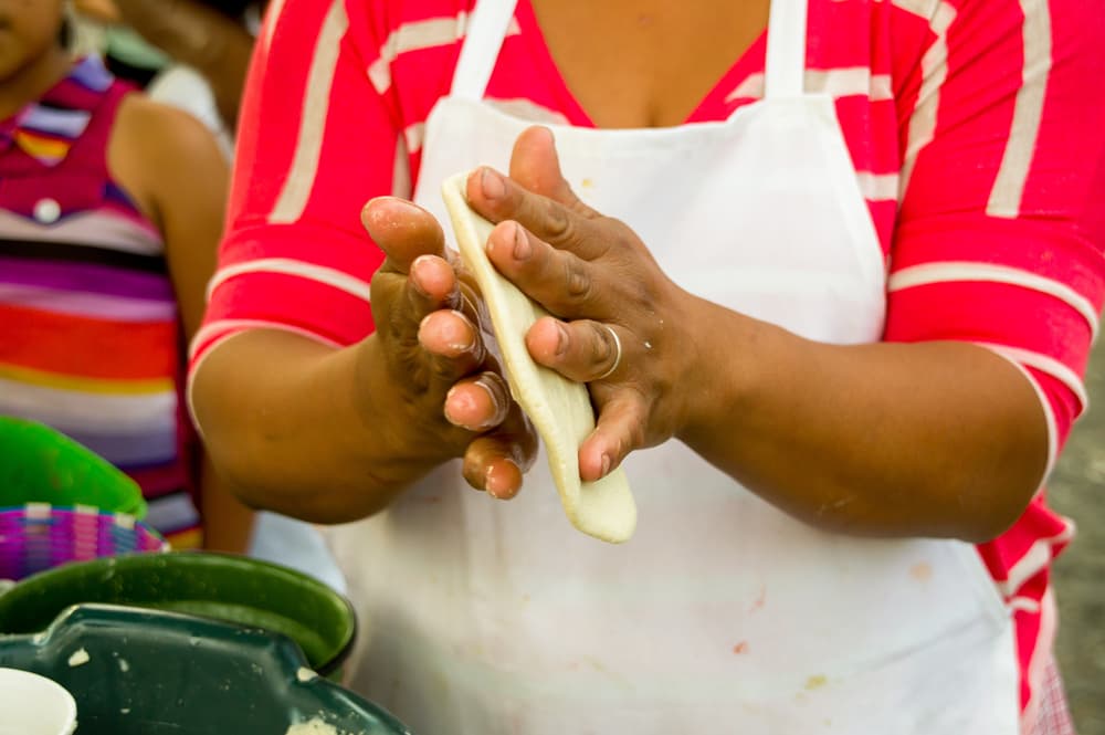 GORDITAS DE MAÍZ. Delicioso platillo que puedes servir como entrada para la masa 2 tazas de Harina de Maíz, 1/4 taza de harina blanca, 2 cucharaditas de polvo de hornear, 1/2 cucharadita de sal, 2 cucharadas de manteca vegetal, 1-1/2 tazas de agua tibia o chile colorado, 1/4 taza de aceite vegetal.